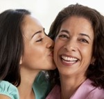 Cinco ideas para consentir a mamá y prepararla para tu fiesta