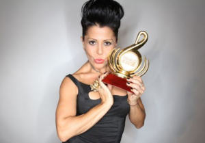 The song is part of her successful album release Alejandra Guzman: 20 Años de Exitos en Vivo con Moderatto